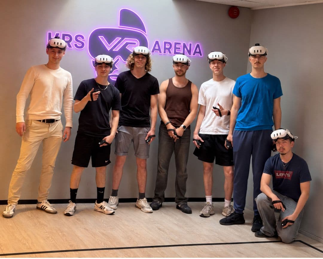 Spillere foran KRS VR Arena sitt neonskilt klare for VR-opplevelse