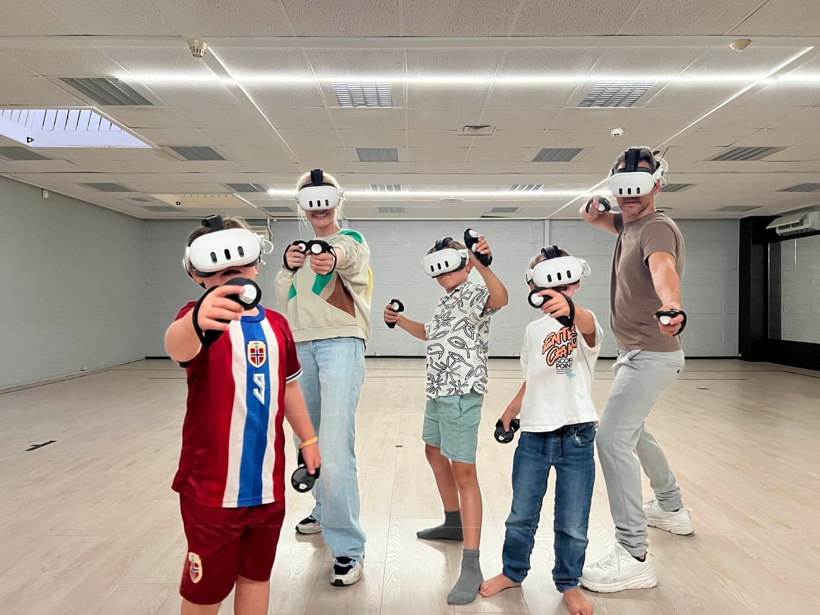 Familie med barn og voksne som samarbeider i VR hos KRS VR Arena