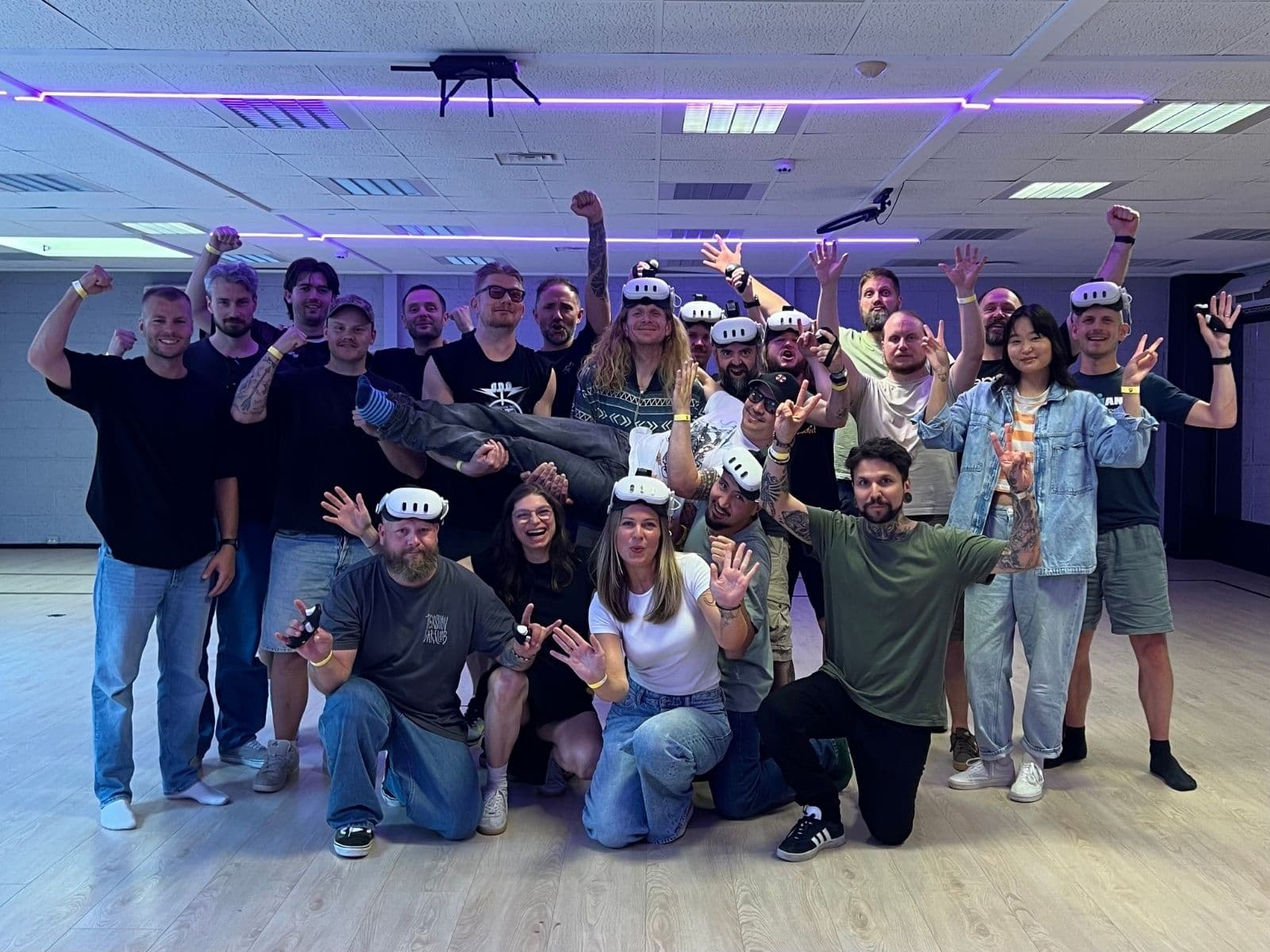 Kolleger som feirer sammen etter VR teambuilding hos KRS VR Arena i Kristiansand